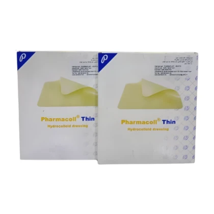 Pansement hydrocolloïde Pharmacoll Thin, format 5x10cm, de couleur [Couleur du pansement, par exemple : blanc, beige, transparent]. Le pansement est [Décrire la texture : fin, souple, flexible] et présente un motif [Décrire le motif si présent, par exemple : uni, avec des perforations, avec des contours adaptés]. Il est présenté [Décrire la présentation du pansement : seul, sur un fond neutre, dans son emballage]. Conçu pour les petites plaies et brûlures superficielles, il offre une cicatrisation rapide et confortable.