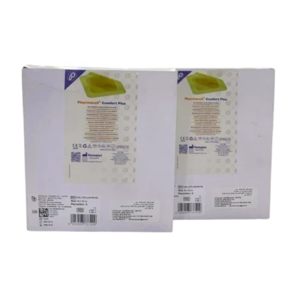 Pansement hydrocolloïde Pharmacoll COLLCPLUS, de 15x15cm, présenté sur fond neutre. Le pansement est blanc, de forme carrée et possède un bord auto-adhésif. On distingue la texture du matériau et le logo Pharmacoll en bleu. Il est destiné au soin des plaies chroniques et à l'accélération de la cicatrisation.