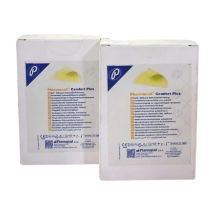 Pansement hydrocolloïde Pharmacoll, grand format (38x55 cm), auto-adhésif. Le pansement est blanc, d'une forme rectangulaire, et présente une texture légèrement gaufrée. Il est présenté sur un fond neutre et met en évidence sa taille et son aspect pratique pour couvrir de larges zones de peau.