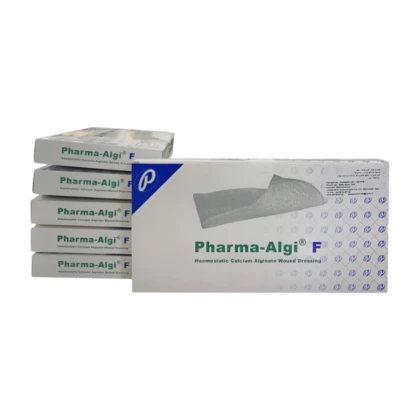 Pansement Pharmagel standard (10x20cm) en alginate, présenté sur fond neutre. Le pansement est blanc avec une texture légèrement alvéolée. L'étiquette Pharmagel est visible, indiquant l'hémostase rapide et la cicatrisation optimisée. #Pharmagel #Pansement #Cicatrisation.