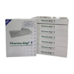 Pansement hémostatique Pharma-algi en alginate, de taille 5x10cm, présenté sur fond neutre. Le pansement est de couleur gris clair et possède une texture légèrement granuleuse visible. Il est conçu pour arrêter les saignements et favoriser la cicatrisation. Il semble respirant et biocompatible.