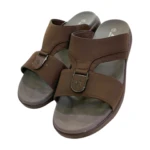 Sabots homme ouverts "Coffee" (Ach MH-28). Chaussures décontractées de couleur café, confortables et résistantes, idéales pour un usage quotidien. Semelle antidérapante. Tailles disponibles : 41 à 45. Produits en parapharmacie.