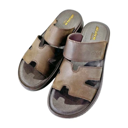 Sabot pour homme Alviro "Coffee", ouvert, en synthétique de couleur marron clair. Semelle intérieure et extérieure légèrement texturées pour une meilleure adhérence. Style décontracté et confortable pour un usage intérieur. Disponible en tailles 40/45.