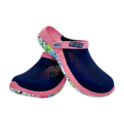 Sabots Crocs pour femme, couleur bleu nuit et saumon. Chaussures en résine Croslite™, légères et antidérapantes, idéales pour un usage intérieur, à la piscine ou à la plage.