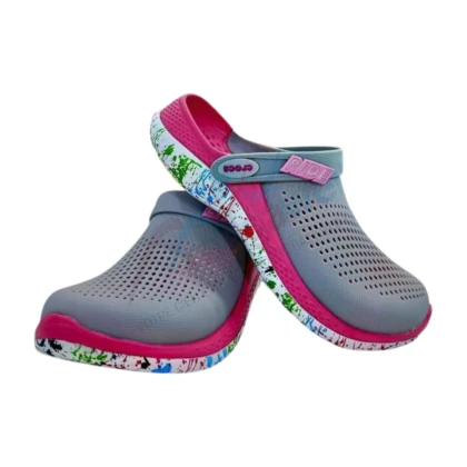 Sabots Crocs pour femmes, couleur gris et rose, avec semelle épaisse et perforée. Design iconique et léger, illustrant confort et style décontracté pour un usage quotidien.