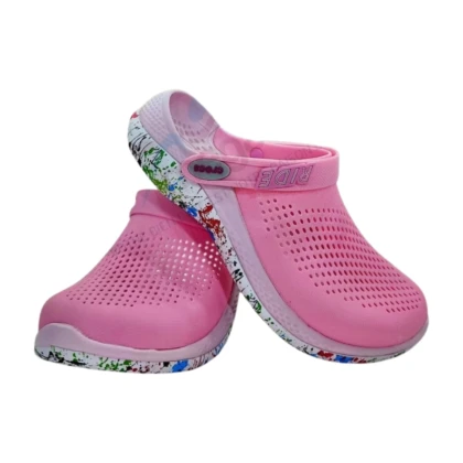 Sabots Crocs pour femme, couleur rose, avec une semelle antidérapante et un design léger. Parfaits pour un usage intérieur, à la piscine ou au jardin. Fabriqués en résine Croslite™ et faciles à enfiler.