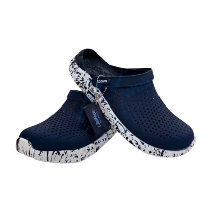 Sabots Crocs pour homme, couleur bleu nuit. Semelle en matériau Croslite™, semelle antidérapante. Design classique Crocs.
