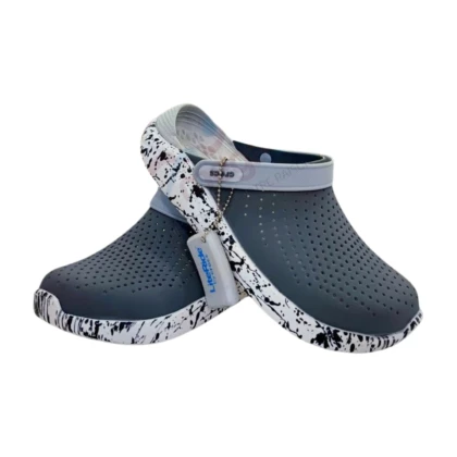 Sabots Crocs gris pour homme, confortables et polyvalents, adaptés à l'intérieur comme à l'extérieur. Conception légère et facile à nettoyer, avec semelle en Croslite™ offrant un amorti optimal. Taille standard.