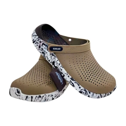 Sabot marron pour homme, modèle Crocs, avec semelle en résine Croslite™. Design simple et confortable, idéal pour une utilisation quotidienne. La surface de la semelle est texturée pour une meilleure adhérence.