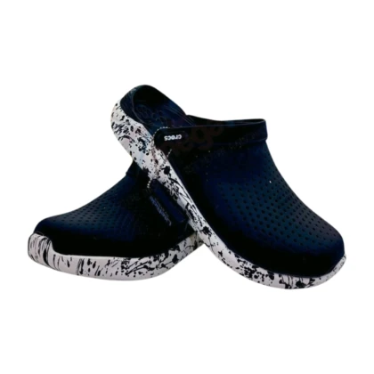 Sabots Crocs noirs pour homme. Semelle épaisse antidérapante. Design iconique et ouvert, matériau léger Croslite™. Adaptés pour la maison, le jardin et la douche.