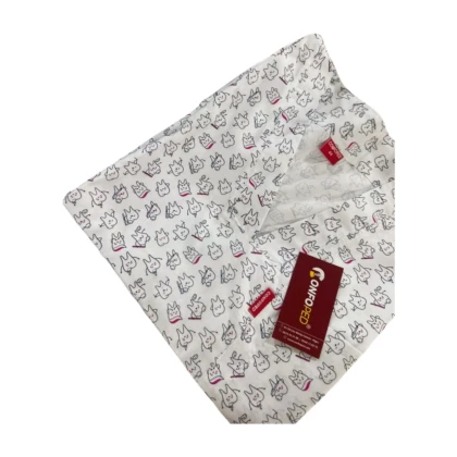 Tenue Confoped : haut blanc et pantalon gris à motif de dentelle. Ensemble confortable et élégant en coton-élasthanne. Adapté à un usage professionnel et quotidien.