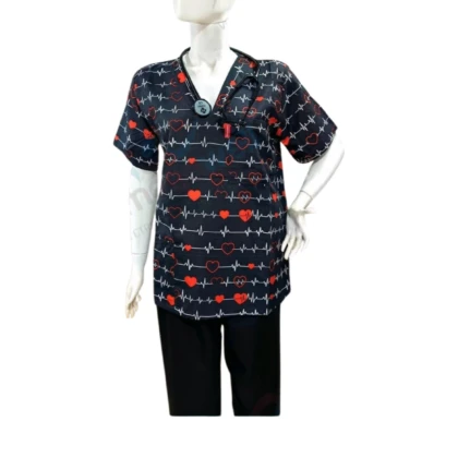 Tenue de bloc noire Confoped : legging et haut assorti. Tissu noir respirant avec un motif discret de cœurs. Vêtement confortable et élégant pour le bien-être, adapté au suivi médical, à la relaxation et au quotidien.