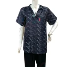 Tenue de bloc Confoped pour professionnels de santé : blouse élégante et confortable en tissu respirant (60% coton). Le motif subtil de stéthoscopes ajoute une touche professionnelle. Coupe adaptable et facile à entretenir. #infirmière #médecin.