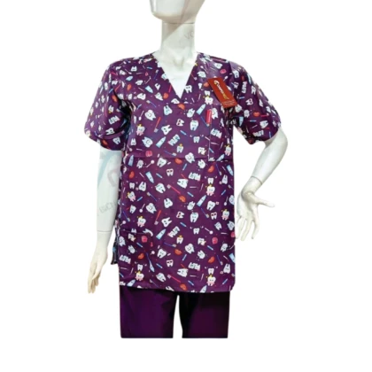 Tenue de bloc Confoped violette avec motif dente. Vêtement confortable et offrant un bon maintien, conçu pour les professionnels de santé et les patients. Tissu respirant et lavable, présentant un design élégant de qualité parapharmacie.