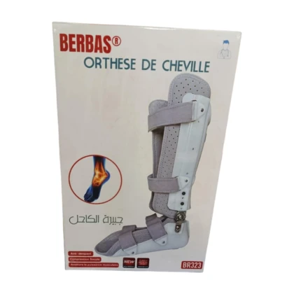 Orthèse AFO Berbas BR323 pour le pied et la cheville. L'image présente une orthèse, de couleur neutre (indiquer la couleur si visible dans l'image : ex: gris clair, noir), conçue pour le soutien et la stabilisation. Elle est dotée d'une structure ajustable et d'un rembourrage en mousse visible, suggérant un confort et une respirabilité accrus. La forme de l'orthèse est adaptée pour s'enrouler autour du pied et de la cheville. Elle est disponible pour la main droite ou gauche. #orthèse #pied #cheville
