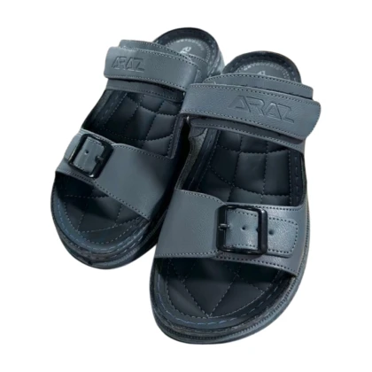 Sabots gris pour homme Araz Shoes B02. Semelle ergonomique antidérapante et tige respirante. Parfait pour la maison et le jardin. Tailles disponibles de 40 à 45.