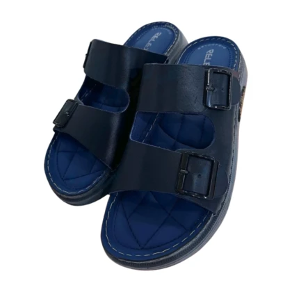 Sabots bleus ouverts pour homme, modèle Costa Brava, présentés sur fond neutre. Les sabots sont de couleur bleue vive, avec une semelle blanche antidérapante. Ils sont légers et conçus pour une utilisation estivale, à la maison, à la plage ou à la piscine. Les tailles disponibles sont 40 à 45.