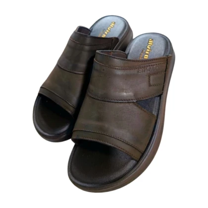 Sabots en cuir marron clair Alviro "Coffee" pour homme, ouvert sur le dessus, offrant un design léger et aéré. Idéaux pour l'été, à porter à la maison, à la plage ou pour des sorties décontractées. Taille 40/45.