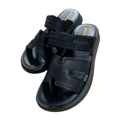 Sabots homme Alviro "Black" : chaussures ouvertes noires, confortables et stylées, disponibles en tailles 40 à 45. Semelle ergonomique, antidérapante et respirante. Parfait pour un usage quotidien à la maison ou en extérieur.