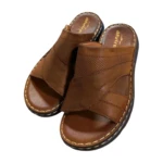 Sabot pour homme Alviro en marron Y, ouvert, avec semelle ergonomique antidérapante. Matériau synthétique durable. Taille disponible 40/45. Idéal pour une utilisation à la maison et en extérieur.