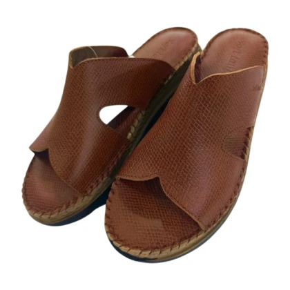 Sabots orthopédiques ouverts pour femmes Lisa, couleur marron clair. Conception ergonomique avec semelle adaptée au confort quotidien. Tailles disponibles : 37 à 41.