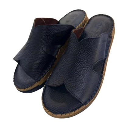 Sabot orthopédique ouvert pour femme, modèle Lisa, couleur noire. Semelle en mousse PU pour confort, soutien de l'arche et amorti. Disponible en tailles 37 à 41.