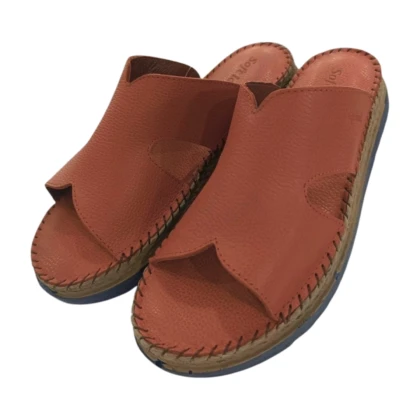 Sabot orthopédique pour femme, modèle Lisa, en rouge brique. Chaussure ouverte offrant confort optimal, soutien de l'arche et respirabilité. Disponible en tailles 37 à 41.