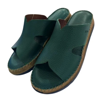 Sabot orthopédique pour femme, couleur vert, modèle Lisa. Semelle profilée visible, offrant un soutien et un confort optimisé pour les pieds. Disponible en tailles 37 à 41.