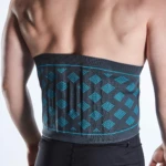 Découvrez la Ceinture Lombaire Premium MX HEALTH, une solution conçue pour soulager efficacement les douleurs dans le bas du dos et améliorer le maintien au quotidien. Que vous passiez de longues heures en position assise ou que vous pratiquiez des activités physiques répétées, ce dispositif médical offre un soutien ciblé tout en préservant le confort. Grâce à ses matériaux respirants et à sa conception ergonomique, la Ceinture Lombaire Premium MX HEALTH épouse naturellement la courbure du dos sans créer de points de pression. Ses larges bandes velcro permettent un ajustement précis et rapide, pour un maintien stable tout au long de la journée. Fine et discrète, elle se porte facilement sous les vêtements, sans gêner les mouvements. Les utilisateurs apprécient particulièrement sa capacité à réduire les tensions lombaires, à soutenir la musculature et à favoriser une meilleure posture. Elle constitue ainsi un véritable allié pour retrouver un certain bien-être lors des efforts quotidiens ou des périodes prolongées en station assise. Pour en tirer le meilleur parti, il est recommandé de la porter lors d’activités sollicitantes ou de postures prolongées, tout en alternant avec des pauses actives et des exercices adaptés. Retrouvez rapidement plus de confort au quotidien avec la Ceinture Lombaire Premium MX HEALTH, disponible sur notre site.