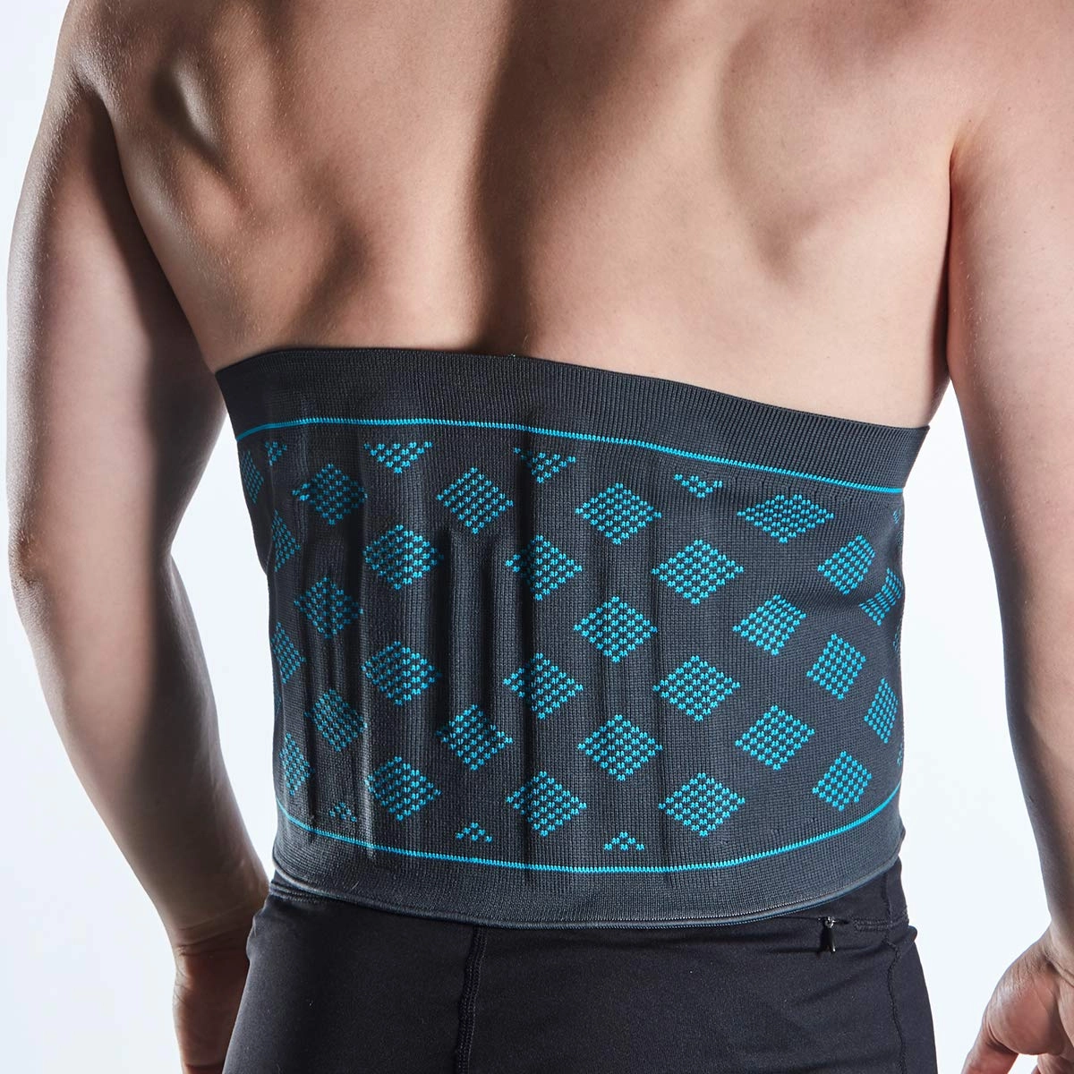 Découvrez la Ceinture Lombaire Premium MX HEALTH, une solution conçue pour soulager efficacement les douleurs dans le bas du dos et améliorer le maintien au quotidien. Que vous passiez de longues heures en position assise ou que vous pratiquiez des activités physiques répétées, ce dispositif médical offre un soutien ciblé tout en préservant le confort. Grâce à ses matériaux respirants et à sa conception ergonomique, la Ceinture Lombaire Premium MX HEALTH épouse naturellement la courbure du dos sans créer de points de pression. Ses larges bandes velcro permettent un ajustement précis et rapide, pour un maintien stable tout au long de la journée. Fine et discrète, elle se porte facilement sous les vêtements, sans gêner les mouvements. Les utilisateurs apprécient particulièrement sa capacité à réduire les tensions lombaires, à soutenir la musculature et à favoriser une meilleure posture. Elle constitue ainsi un véritable allié pour retrouver un certain bien-être lors des efforts quotidiens ou des périodes prolongées en station assise. Pour en tirer le meilleur parti, il est recommandé de la porter lors d’activités sollicitantes ou de postures prolongées, tout en alternant avec des pauses actives et des exercices adaptés. Retrouvez rapidement plus de confort au quotidien avec la Ceinture Lombaire Premium MX HEALTH, disponible sur notre site.