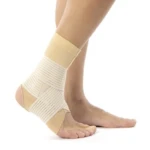 Chevillière élastique de cheville, de couleur [Couleur de la chevillère, ex: bleu marine], avec double bandage ajustables et aspect respirant. La chevillère est conçue pour offrir soutien et confort, visiblement destinée à soulager les douleurs légères à modérées. Elle se fixe facilement autour de la cheville et du pied.