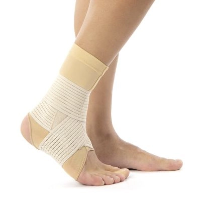Chevillière élastique de cheville, de couleur [Couleur de la chevillère, ex: bleu marine], avec double bandage ajustables et aspect respirant. La chevillère est conçue pour offrir soutien et confort, visiblement destinée à soulager les douleurs légères à modérées. Elle se fixe facilement autour de la cheville et du pied.
