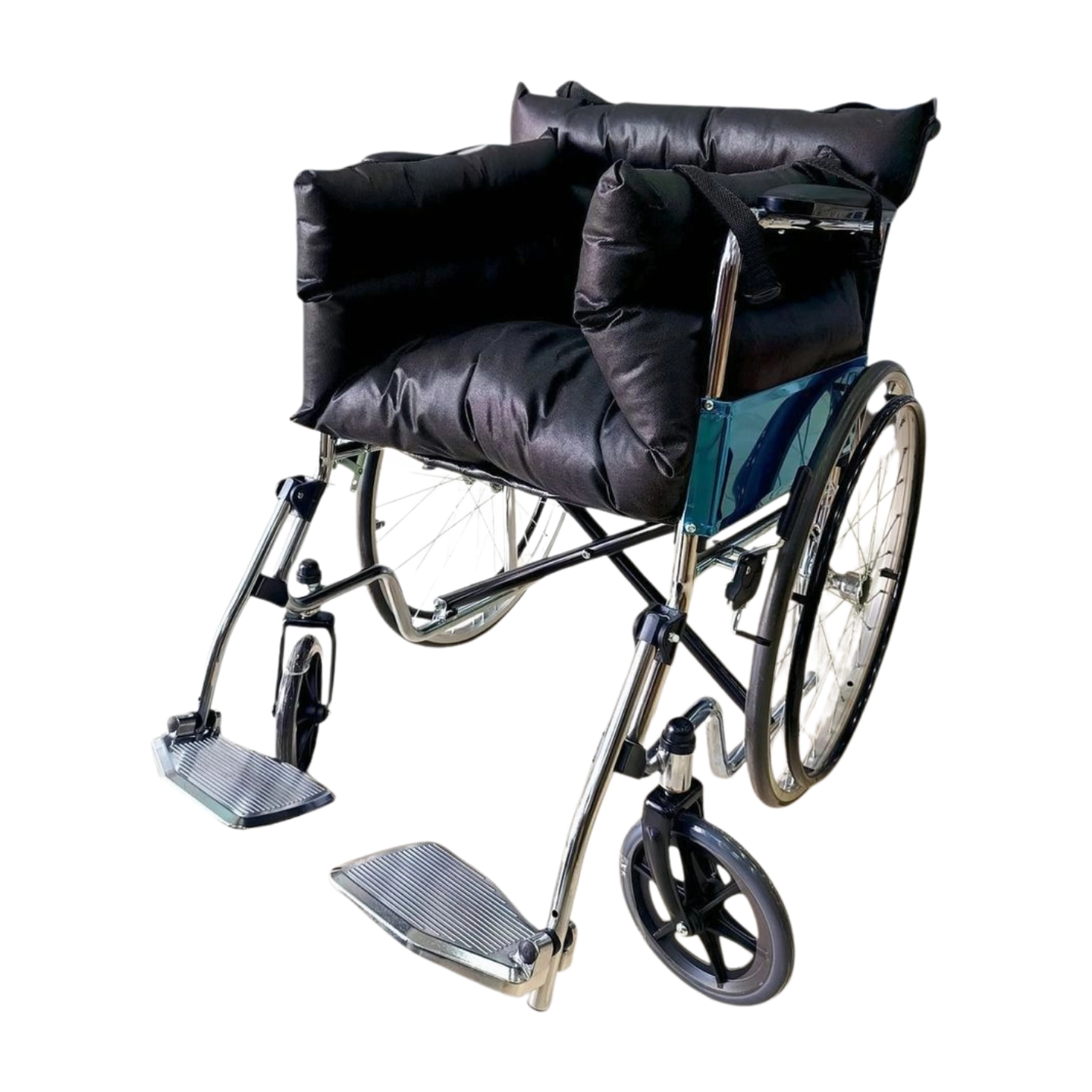 Le coussin pour fauteuil roulant ND a été conçu pour transformer les longues heures passées en position assise en moments plus confortables et sereins. Adapté aux besoins des utilisateurs de fauteuils roulants, il offre un soutien stable tout en limitant les pressions exercées sur les zones sensibles. Sa conception permet une répartition homogène du poids du corps. Cette caractéristique réduit les points de pression au niveau des ischions et du coccyx, favorise une meilleure circulation sanguine et diminue les sensations d’inconfort liées à l’immobilité prolongée. Le maintien latéral discret aide à conserver une posture alignée sans gêner les mouvements. Fabriqué dans un matériau respirant, le coussin pour fauteuil roulant ND limite l’accumulation d’humidité et conserve sa forme même après plusieurs heures d’utilisation. Compatible avec la plupart des assises de fauteuils roulants, il s’intègre facilement à votre quotidien. Pour optimiser son efficacité, veillez à vérifier régulièrement son positionnement et son gonflage. Un entretien simple avec des produits adaptés suffit à préserver ses qualités dans le temps. Il est également recommandé d’alterner les postures lorsque cela est possible. Grâce à sa simplicité et à son efficacité, le coussin pour fauteuil roulant ND constitue un choix judicieux pour un usage quotidien. Découvrez toutes ses caractéristiques techniques sur notre fiche produit et offrez-vous un confort durable au quotidien.