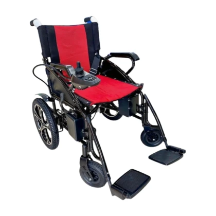 Découvrez le M.M Fauteuil Roulant Électrique ND, conçu pour vous permettre de conserver une vraie liberté de mouvement au quotidien, même en cas de mobilité réduite. Ce modèle électrique associe stabilité, confort et simplicité d’utilisation pour vous accompagner aussi bien à l’intérieur qu’à l’extérieur de votre domicile. Grâce à ses commandes intuitives, vous pouvez avancer, reculer et changer de direction sans effort, sans dépendre systématiquement d’une tierce personne. Son assise ergonomique et ses appuis ont été pensés pour limiter les points de pression et préserver une posture naturelle, même lors d’utilisations prolongées. Les suspensions et les roues arrière robustes absorbent les irrégularités du sol, tandis que les freins électriques assurent un arrêt précis et sécurisé, y compris sur les pentes légères. Compact et maniable, le M.M Fauteuil Roulant Électrique ND passe facilement les portes standards. Sa batterie rechargeable offre une autonomie suffisante pour une journée complète d’activités, que ce soit pour vos déplacements en ville, vos promenades ou vos trajets dans un établissement. Idéal pour les personnes âgées en perte d’autonomie, les patients en rééducation ou toute personne présentant une difficulté durable de marche, ce fauteuil électrique allie performance et simplicité d’usage. Pour trouver la configuration la mieux adaptée à vos besoins, contactez notre service client.