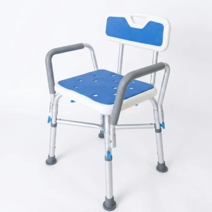 La chaise de douche ergonomique en aluminium ND PU528 apporte une solution simple et rassurante pour sécuriser les moments de toilette. Conçue pour les personnes à mobilité réduite, les seniors ou celles en convalescence, elle permet de se laver en position assise tout en limitant les risques de chute. Sa structure en aluminium léger combine robustesse et maniabilité. Facile à déplacer et à positionner, elle résiste parfaitement à l’humidité des salles de bain. Le dossier ergonomique soutient efficacement le dos, tandis que les embouts antidérapants sur les pieds assurent une stabilité optimale, même sur sol mouillé. Le siège ventilé favorise un séchage rapide et limite la sensation d’humidité. Grâce à ses dimensions adaptées, la ND PU528 s’intègre sans encombre dans la plupart des douches. Son design discret s’harmonise avec tous les styles de salle de bain, sans sacrifier la praticité. Cette chaise s’utilise aussi bien à domicile qu’en établissement de soin. Elle aide à préserver l’autonomie au quotidien en réduisant la fatigue liée à la station debout. Pour un usage optimal, placez-la sur une surface plane et vérifiez régulièrement l’état des embouts antidérapants. Choisir la chaise de douche ND PU528, c’est opter pour un équipement fiable qui allie confort et sécurité au quotidien.