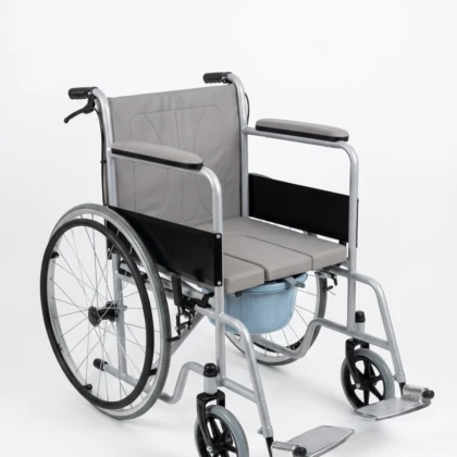 Le fauteuil roulant garde-robe ND PU711D apporte une réponse concrète aux besoins des personnes à mobilité réduite qui souhaitent conserver leur autonomie au quotidien. Conçu pour un usage régulier à domicile comme en établissement, ce modèle allie confort, hygiène et sécurité dans une seule solution pratique. Son assise percée permet d’utiliser les toilettes sans transfert supplémentaire, un atout majeur pour l’utilisateur et son aidant. La structure garde-robe maintient le dos tout en facilitant l’habillage, tandis que les freins à main robustes garantissent une stabilité parfaite lors des arrêts. Les roues maniables rendent les déplacements fluides, que ce soit dans les pièces de la maison ou sur les allées extérieures. Fabriqué avec des matériaux résistants et faciles à nettoyer, ce fauteuil roulant ND PU711D répond aux exigences d’hygiène des environnements médicaux et domestiques. Il convient parfaitement aux personnes âgées ou en situation de handicap qui ont besoin d’un équipement fiable et simple à entretenir. Pour une utilisation optimale, vérifiez l’état des freins avant chaque déplacement, ajustez la hauteur des repose-pieds et nettoyez régulièrement l’assise percée. Découvrez toutes les dimensions et options disponibles sur la fiche produit afin de choisir le modèle le mieux adapté à vos attentes.