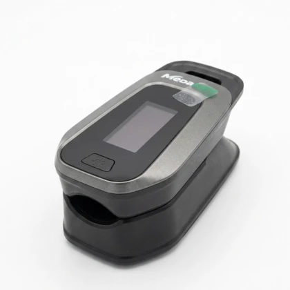 L’oxymètre de pouls professionnel MEDANEX MM-80C offre une solution simple et fiable pour surveiller la saturation en oxygène et la fréquence cardiaque des adultes. Que ce soit dans le cadre d’un suivi quotidien à domicile ou d’un usage complémentaire en milieu clinique, cet appareil permet d’obtenir des mesures précises en quelques secondes sans complication. Sa technologie optique performante assure des résultats stables et lisibles, même en faible luminosité. L’écran clair affiche instantanément les données essentielles, tandis que sa forme ergonomique s’adapte à la plupart des doigts pour minimiser les erreurs de lecture. Léger et robuste, le MEDANEX MM-80C résiste à un usage régulier tout en restant facile à transporter. Conçu pour la praticité, il fonctionne sur piles avec extinction automatique afin d’économiser l’énergie. Conforme aux normes médicales européennes, il répond aux exigences des patients comme des professionnels de santé qui recherchent un outil de contrôle complémentaire. Pour des relevés fiables, placez l’appareil sur un doigt propre et immobile. Évitez les mouvements pendant la mesure et notez régulièrement les résultats afin de mieux suivre votre état de santé et d’en discuter avec votre médecin. Choisissez l’oxymètre de pouls professionnel MEDANEX MM-80C pour intégrer un suivi précis et serein à votre routine.