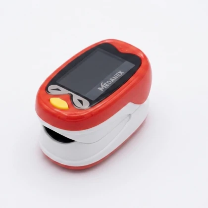 L’oxymètre de pouls pour enfant MEDANEX MM-K1 offre aux parents une solution simple et fiable pour surveiller la saturation en oxygène et la fréquence cardiaque de leurs petits. Conçu spécifiquement pour les doigts des enfants dès deux ans, cet appareil compact permet d’obtenir des mesures précises en moins de dix secondes, sans complexité ni compétence médicale particulière. Grâce à son capteur adapté et à son écran lumineux, la lecture des résultats reste claire même en déplacement ou dans une faible luminosité. La batterie fournie assure une utilisation immédiate, tandis que le mode économie d’énergie prolonge l’autonomie de l’appareil. Léger et résistant aux chutes légères, le MEDANEX MM-K1 s’intègre facilement dans la trousse de soins familiale ou dans le sac de voyage. Son utilisation se résume à placer le doigt de l’enfant dans le capteur et à observer les valeurs affichées. Ces données permettent de suivre l’évolution de l’état respiratoire lors d’un rhume, d’une bronchiolite ou d’une simple fatigue, et de les transmettre facilement au médecin en cas de besoin. En intégrant ce geste rapide à votre routine, vous gagnez en sérénité tout en restant attentif au bien-être de vos enfants. Commandez l’oxymètre de pouls MEDANEX MM-K1 dès aujourd’hui et profitez d’un suivi fiable et rassurant au quotidien.