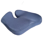 Le Coussin Coccyx Extra Visco ORPEDOX a été conçu pour améliorer le confort des personnes qui passent de longues heures en position assise. Que ce soit au bureau, en voiture ou à la maison, il permet de réduire les pressions exercées sur le coccyx et la base de la colonne vertébrale. Grâce à sa mousse viscoélastique haute densité, ce modèle s’adapte progressivement à la chaleur du corps pour offrir un maintien précis tout en conservant une bonne fermeté. Son épaisseur accrue assure une absorption efficace des chocs et une stabilité renforcée sur différents types de sièges. La forme en U dégage la zone sensible du coccyx, favorisant ainsi une posture plus naturelle et un soulagement progressif des tensions dans le bas du dos. Particulièrement adapté après une chute, une grossesse ou des douleurs liées à une station assise prolongée, le Coussin Coccyx Extra Visco ORPEDOX accompagne efficacement le quotidien. Sa housse lavable et amovible simplifie l’entretien, tandis que son design discret s’intègre sans difficulté sur une chaise de travail ou un fauteuil de relaxation. Pour en profiter pleinement, positionnez-le simplement avec l’ouverture orientée vers l’arrière. Associé à des pauses régulières, il contribue à limiter les inconforts persistants. Découvrez le Coussin Coccyx Extra Visco ORPEDOX et retrouvez un meilleur soutien au fil des journées.