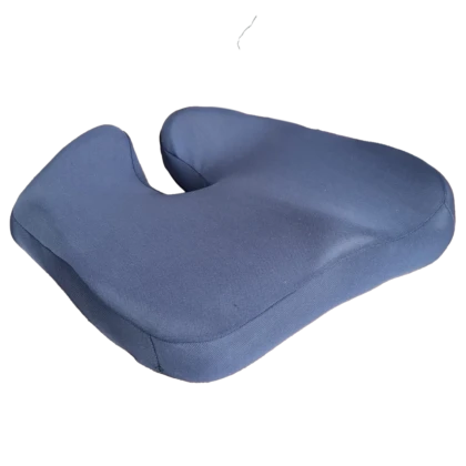 Le Coussin Coccyx Extra Visco ORPEDOX a été conçu pour améliorer le confort des personnes qui passent de longues heures en position assise. Que ce soit au bureau, en voiture ou à la maison, il permet de réduire les pressions exercées sur le coccyx et la base de la colonne vertébrale. Grâce à sa mousse viscoélastique haute densité, ce modèle s’adapte progressivement à la chaleur du corps pour offrir un maintien précis tout en conservant une bonne fermeté. Son épaisseur accrue assure une absorption efficace des chocs et une stabilité renforcée sur différents types de sièges. La forme en U dégage la zone sensible du coccyx, favorisant ainsi une posture plus naturelle et un soulagement progressif des tensions dans le bas du dos. Particulièrement adapté après une chute, une grossesse ou des douleurs liées à une station assise prolongée, le Coussin Coccyx Extra Visco ORPEDOX accompagne efficacement le quotidien. Sa housse lavable et amovible simplifie l’entretien, tandis que son design discret s’intègre sans difficulté sur une chaise de travail ou un fauteuil de relaxation. Pour en profiter pleinement, positionnez-le simplement avec l’ouverture orientée vers l’arrière. Associé à des pauses régulières, il contribue à limiter les inconforts persistants. Découvrez le Coussin Coccyx Extra Visco ORPEDOX et retrouvez un meilleur soutien au fil des journées.