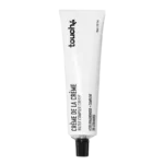 Pour les peaux mixtes à grasses qui recherchent un soin à la fois léger et efficace, le Touché Crème de la Crème Water Complex Gel apporte une réponse adaptée. Sa texture gel fluide hydrate sans alourdir et limite l’excès de sébum pour un confort immédiat dès l’application. Ce soin associe un Water Complex à des actifs sélectionnés pour leur action régulatrice. Il pénètre rapidement, laisse la peau douce et préserve le film hydrolipidique naturel. Les zones sujettes aux brillances retrouvent un aspect plus mat tout au long de la journée, sans effet de masque ou de tiraillement. Grâce à sa formule non grasse et sans parfum, le gel convient parfaitement aux peaux sensibles et s’intègre sans difficulté dans une routine quotidienne. Il offre une hydratation durable, un fini mat visible sur plusieurs heures et une sensation de fraîcheur agréable au toucher. Après le nettoyage du visage et du cou, appliquez une noisette de produit matin et soir. Son absorption rapide permet ensuite d’ajouter protection solaire ou maquillage sans attendre. Les peaux mixtes apprécient particulièrement son équilibre entre hydratation et matité. Adoptez le Touché Crème de la Crème Water Complex Gel pour maintenir l’hydratation nécessaire tout en respectant l’équilibre des peaux grasses. Disponible sur notre site, ce soin représente une solution simple et performante pour un quotidien plus confortable.