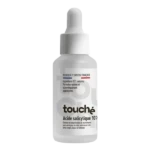 Le Sérum Acide Salicylique 10 % Touché propose une solution efficace et bien tolérée pour les peaux mixtes à grasses sujettes aux imperfections. Sa formule concentrée agit directement dans les pores pour éliminer les cellules mortes et les impuretés responsables des points noirs et des boutons. En affinant le grain de peau, il contribue à un teint plus net, lisse et uniforme au fil des utilisations. Grâce à sa concentration de 10 % en acide salicylique, ce soin pénètre en profondeur sans agresser la barrière cutanée lorsqu’il est introduit progressivement. Sa texture fluide et légère s’absorbe rapidement et laisse la peau fraîche, sans effet gras. Le flacon de 30 ml s’intègre facilement dans les routines du matin comme du soir. Pour une utilisation optimale, appliquez deux à trois gouttes sur peau propre et sèche, en évitant le contour des yeux. Commencez par deux à trois applications par semaine afin de tester la tolérance, puis augmentez la fréquence si la peau réagit bien. Associez toujours ce sérum à une crème hydratante adaptée et à une protection solaire quotidienne, car l’acide salicylique peut sensibiliser la peau aux UV. Convient aussi bien aux hommes qu’aux femmes qui souhaitent simplifier leur routine tout en ciblant efficacement les imperfections. Le Sérum Acide Salicylique 10 % Touché accompagne les peaux à tendance acnéique vers une texture plus douce et un teint visiblement plus équilibré.
