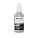 Le Sérum Acide Salicylique 2 % Touché offre une solution efficace et bien tolérée pour les peaux sujettes aux imperfections. Sa formule ciblée aide à désincruster les pores, à réguler l’excès de sébum et à affiner le grain de peau sans provoquer d’irritations excessives. Grâce à sa concentration mesurée à 2 %, il convient particulièrement aux peaux mixtes, grasses ou sensibles qui cherchent un soin progressif et respectueux. L’acide salicylique pénètre dans les pores pour dissoudre les impuretés et limiter l’apparition des boutons et des points noirs. Avec une utilisation régulière, la peau paraît plus nette, le teint plus uniforme et les brillances sont atténuées. Le flacon de 30 ml contient une texture fluide qui s’absorbe rapidement et ne laisse aucune sensation grasse. Pour une bonne tolérance, appliquez quelques gouttes sur le visage propre, le soir de préférence les premières semaines. Évitez le contour des yeux et associez toujours ce soin à une crème hydratante et une protection solaire le matin. Ce sérum s’intègre facilement dans une routine quotidienne et permet d’obtenir des résultats visibles tout en préservant l’équilibre cutané. Adoptez le Sérum Acide Salicylique 2 % Touché pour retrouver une peau plus confortable et un teint visiblement amélioré.