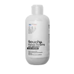 Le Touché Sérum Niacinamide 12 % offre une solution ciblée pour les peaux mixtes à grasses qui cherchent à retrouver de l’équilibre. Sa concentration élevée en niacinamide aide à réguler la production de sébum, à resserrer les pores et à atténuer les brillances au fil des semaines. Grâce à ses propriétés apaisantes et réparatrices, ce sérum soutient également la barrière cutanée, rendant la peau plus résistante face aux agressions quotidiennes. Il favorise un grain de peau plus fin et un teint plus lumineux, sans effet desséchant ni sensation d’inconfort. Conditionné en flacon de 30 ml, le Touché Sérum Niacinamide 12 % s’intègre simplement dans une routine du matin et du soir. Il suffit d’appliquer quelques gouttes sur peau propre avant la crème hydratante. Les peaux sensibles peuvent commencer par une utilisation une fois par jour pour tester leur tolérance. Il se combine aisément avec d’autres soins doux, mais il est préférable d’éviter son association avec des acides forts ou du rétinol sans l’avis d’un professionnel. En ajoutant le Touché Sérum Niacinamide 12 % à votre rituel, vous misez sur un soin précis et bien dosé qui accompagne progressivement votre peau vers plus de confort et d’harmonie.