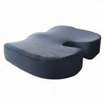 Le Coccyx Sitting Cushion Visco ORPEDOX apporte une réponse simple et efficace aux douleurs liées à une position assise prolongée. Conçu pour soulager le coccyx, il réduit la pression exercée sur cette zone fragile et améliore le confort au quotidien, que ce soit au bureau, en voiture ou à la maison. Sa mousse viscoélastique haute densité épouse la morphologie sans s’affaisser, offrant un soutien stable tout au long de la journée. La découpe en U libère le coccyx des points de compression, tandis que la répartition du poids sur les ischions limite les tensions dans le bas du dos et les hanches. Cette conception contribue à prévenir l’inconfort lié aux postures statiques. La housse amovible et lavable facilite l’entretien, un atout appréciable pour une utilisation régulière. Les dimensions du coussin s’adaptent à la plupart des chaises de bureau, fauteuils et sièges automobiles. Il peut être utilisé après une intervention chirurgicale ou pour soulager des pathologies chroniques. Pour en profiter pleinement, placez le coussin directement sur votre siège en positionnant vos ischions de part et d’autre de l’ouverture centrale. Adoptez une posture droite, le dos bien soutenu et les pieds à plat au sol. Contrairement aux modèles trop mous qui perdent rapidement leur efficacité, la densité choisie par ORPEDOX garantit un maintien constant. Le Coccyx Sitting Cushion Visco ORPEDOX s’intègre facilement à votre routine pour retrouver un véritable confort d’assise.