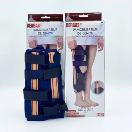 Lorsque le genou nécessite une immobilisation fiable après une entorse, une déchirure ligamentaire ou une intervention chirurgicale, l’immobilisateur de genou Arm Guard BERBAS BR335 apporte une réponse efficace et confortable. Conçu pour stabiliser l’articulation tout en préservant le bien-être, ce dispositif médical accompagne sereinement la phase de récupération. Sa structure légère et rigide limite les mouvements indésirables sans alourdir la jambe. Les sangles ajustables permettent un maintien personnalisé, adapté à la morphologie de chacun, tandis que les matériaux respirants réduisent les sensations de chaleur et d’inconfort lors d’un port prolongé. Ces atouts en font un allié de choix pour protéger le genou au quotidien. Facile à positionner, l’immobilisateur Arm Guard BERBAS BR335 s’ajuste idéalement lorsque la jambe est détendue. Les renforts latéraux entourent l’articulation sans créer de points de pression excessifs. Il se porte directement sur des vêtements légers et se retire aisément pour les soins ou les moments de repos. Grâce à son design discret, ce modèle convient aussi bien à une utilisation à domicile qu’à de courts déplacements. Choisissez l’immobilisateur de genou Arm Guard BERBAS BR335 pour bénéficier d’un soutien stable et rassurant tout au long de votre convalescence.
