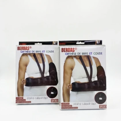 Reprenez vos activités en toute sérénité avec l’orthèse de bras et coude BERBAS BR303. Conçue pour stabiliser efficacement l’articulation du coude tout en préservant une mobilité confortable du bras, elle accompagne la récupération après une blessure ou soulage les douleurs liées aux tendinites et à l’arthrose. L’orthèse de bras et coude BERBAS BR303 se distingue par son tissu respirant qui limite les sensations d’inconfort même lors d’un port prolongé. Ses sangles ajustables permettent un serrage personnalisé qui s’adapte à votre morphologie sans comprimer la peau. Légère et discrète, elle s’intègre facilement à votre quotidien, que ce soit à la maison ou au travail. Fabriquée dans des matériaux doux au contact de la peau, elle minimise les risques d’irritation. Cette orthèse de la marque BERBAS convient particulièrement aux personnes qui reprennent progressivement leurs activités après une immobilisation ou qui souhaitent prévenir les récidives lors d’efforts modérés. Pour une utilisation optimale, portez-la pendant les phases de repos ou d’activité légère, en suivant les recommandations de votre professionnel de santé. Un entretien régulier à la main avec un savon doux permet de préserver ses qualités au fil du temps. Choisissez l’orthèse de bras et coude BERBAS BR303 pour retrouver un soutien fiable et discret au quotidien sur notre site.