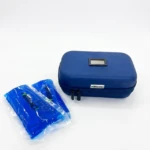 La trousse isotherme pour insuline MEDANEX avec afficheur GM offre une solution fiable et discrète pour transporter votre traitement en toute sérénité. Conçue spécialement pour les personnes diabétiques, elle protège vos stylos et flacons des écarts de température qui pourraient altérer l’efficacité de l’insuline, que vous soyez en déplacement, au travail ou en voyage. Grâce à son isolation performante, la température intérieure reste stable pendant plusieurs heures. L’afficheur GM intégré permet de vérifier instantanément la température sans ouvrir la trousse, limitant ainsi les risques d’exposition. Ses compartiments bien pensés accueillent vos stylos, flacons et accessoires tout en maintenant un rangement ordonné et accessible. Légère et compacte, cette trousse MEDANEX se glisse facilement dans un sac ou une poche sans attirer l’attention. Fabriquée dans des matériaux résistants, elle assure une protection durable et un usage quotidien sans contrainte. Pour une conservation optimale, placez vos médicaments à l’intérieur avant de sortir et vérifiez régulièrement la température via l’afficheur. Que ce soit pour une journée de travail ou des vacances, elle vous accompagne partout avec simplicité et sécurité. Découvrez la trousse isotherme pour insuline MEDANEX sur notre site et protégez efficacement votre traitement au quotidien.