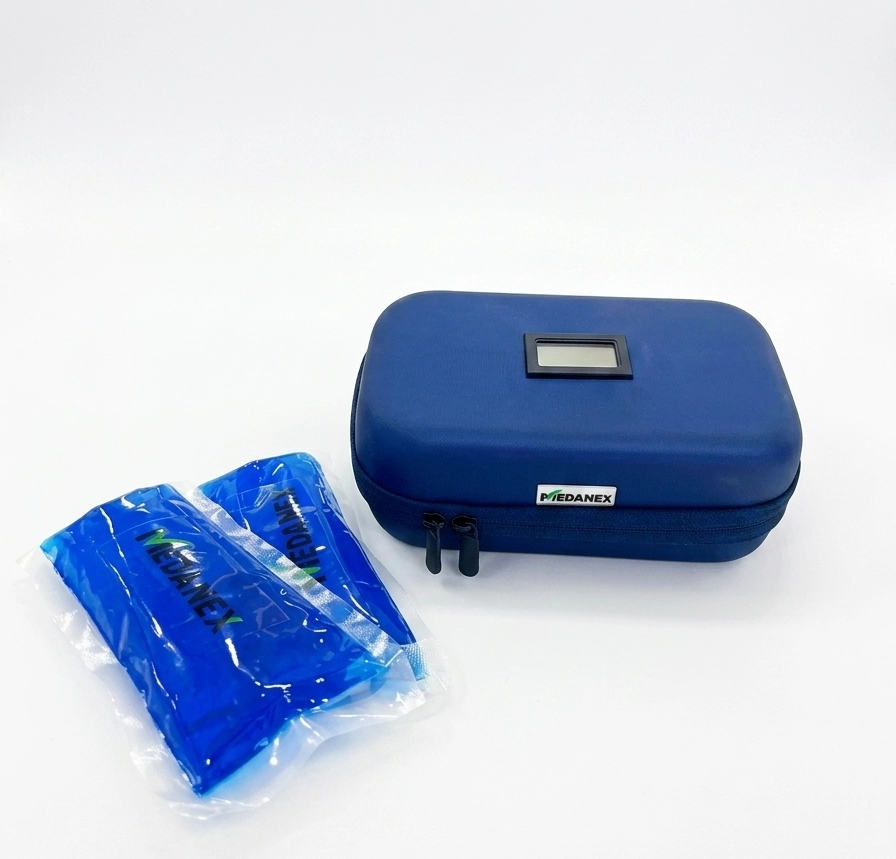 La trousse isotherme pour insuline MEDANEX avec afficheur GM offre une solution fiable et discrète pour transporter votre traitement en toute sérénité. Conçue spécialement pour les personnes diabétiques, elle protège vos stylos et flacons des écarts de température qui pourraient altérer l’efficacité de l’insuline, que vous soyez en déplacement, au travail ou en voyage. Grâce à son isolation performante, la température intérieure reste stable pendant plusieurs heures. L’afficheur GM intégré permet de vérifier instantanément la température sans ouvrir la trousse, limitant ainsi les risques d’exposition. Ses compartiments bien pensés accueillent vos stylos, flacons et accessoires tout en maintenant un rangement ordonné et accessible. Légère et compacte, cette trousse MEDANEX se glisse facilement dans un sac ou une poche sans attirer l’attention. Fabriquée dans des matériaux résistants, elle assure une protection durable et un usage quotidien sans contrainte. Pour une conservation optimale, placez vos médicaments à l’intérieur avant de sortir et vérifiez régulièrement la température via l’afficheur. Que ce soit pour une journée de travail ou des vacances, elle vous accompagne partout avec simplicité et sécurité. Découvrez la trousse isotherme pour insuline MEDANEX sur notre site et protégez efficacement votre traitement au quotidien.